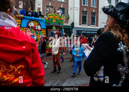 Nijmegen, Niederlande. Februar 2024. Während der Veranstaltung werden Menschen in Kostümen das Publikum bejubelt. In Nijmegen, Niederlande, besteht die Karnevalsparade aus einem Wagen, der von einem Elektrofahrzeug mit den Prinzen und Prinzessinnen des Jahres gezogen wird. Der Rest der Parade besteht aus Personen, die in bunten Kostümen und Musikbands gekleidet sind. Die Hauptattraktion jedes Jahr ist das Kostüm, das der Bürgermeister der Stadt Huber Bruls trägt, dieses Jahr war das Thema Flower Power. (Foto: Ana Fernandez/SOPA Images/SIPA USA) Credit: SIPA USA/Alamy Live News Stockfoto