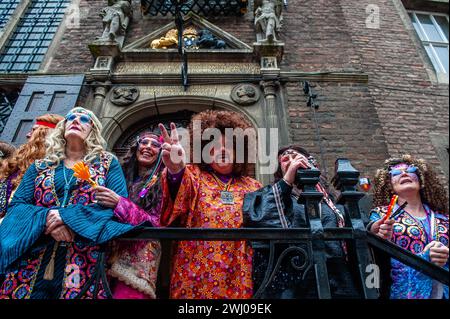 Der Bürgermeister von Nijmegen, Hubert Bruls, wird während der Veranstaltung beobachtet, wie er die Geste des Friedenssymbols vor die Kamera stellt. In Nijmegen, Niederlande, besteht die Karnevalsparade aus einem Wagen, der von einem Elektrofahrzeug mit den Prinzen und Prinzessinnen des Jahres gezogen wird. Der Rest der Parade besteht aus Personen, die in bunten Kostümen und Musikbands gekleidet sind. Die Hauptattraktion jedes Jahr ist das Kostüm, das der Bürgermeister der Stadt Huber Bruls trägt, dieses Jahr war das Thema Flower Power. (Foto: Ana Fernandez/SOPA Images/SIPA USA) Stockfoto