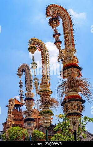 Traditionelle balinesische Dekorationen entlang der Straßen in Denpasar Downtown. Hohe Bambusstangen mit Dekoration sind zu Ehren der hinduistischen Götter Cu gesetzt Stockfoto