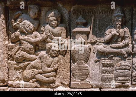 Steinschnitzereien an den alten Mauern des Borobudur-Tempels in Indonesien Stockfoto
