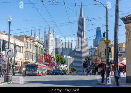 Columbus Avenue mit dem Gebäude der Transamerica Pyramid, North Beach, San Francisco, Kalifornien, USA Stockfoto