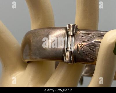 Manschettenring aus Metall an der Schaufensterpuppe im Zimmer Stockfoto