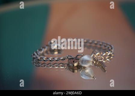 Silbernes Armband mit zwei Perlen, elegant auf einer Tischplatte platziert Stockfoto