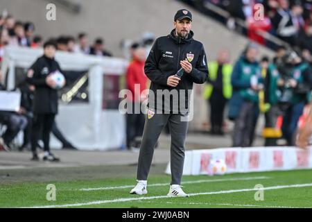 Stuttgart, Deutschland. Februar 2024. Fußball: Bundesliga, VfB Stuttgart - FSV Mainz 05, Spieltag 21, MHPArena. Stuttgarter Trainer Sebastian Hoeness beobachtet das Spiel. Hinweis: Harry langer/dpa – WICHTIGER HINWEIS: gemäß den Vorschriften der DFL Deutscher Fußball-Liga und des DFB Deutscher Fußball-Bundes ist es verboten, im Stadion und/oder des Spiels aufgenommene Fotografien in Form von sequenziellen Bildern und/oder videoähnlichen Fotoserien zu verwenden oder zu nutzen./dpa/Alamy Live News Stockfoto