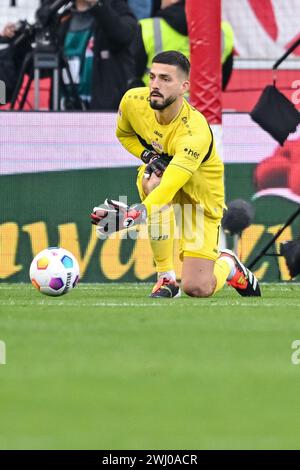 Stuttgart, Deutschland. Februar 2024. Fußball: Bundesliga, VfB Stuttgart - FSV Mainz 05, Spieltag 21, MHPArena. Stuttgarter Torhüter Fabian Bredlow in Aktion. Hinweis: Harry langer/dpa – WICHTIGER HINWEIS: gemäß den Vorschriften der DFL Deutscher Fußball-Liga und des DFB Deutscher Fußball-Bundes ist es verboten, im Stadion und/oder des Spiels aufgenommene Fotografien in Form von sequenziellen Bildern und/oder videoähnlichen Fotoserien zu verwenden oder zu nutzen./dpa/Alamy Live News Stockfoto