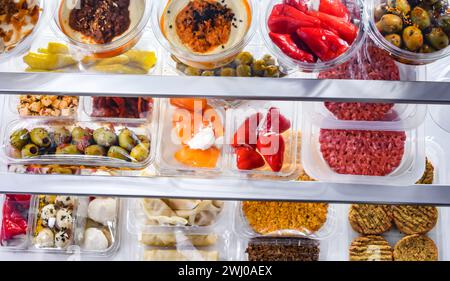 Eine Auswahl an abgepackten Lebensmitteln in Kunststoffboxen. Stockfoto