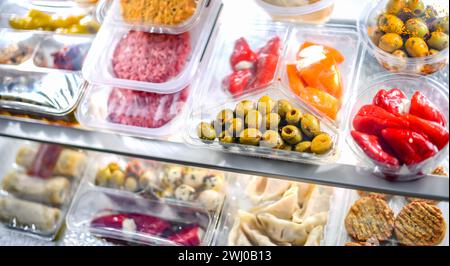 Eine Auswahl an abgepackten Lebensmitteln in Kunststoffboxen. Stockfoto