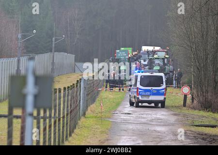 12. Februar 2024, Niedersachsen, Unterlüß: Demonstrierende Bauern blockieren eine Zufahrt zum Rüstungsunternehmen Rheinmetall. Bundeskanzler Scholz (SPD) wird an einem symbolischen Spatenstich zum Baubeginn einer neuen Munitionsfabrik Rheinmetall teilnehmen. Die Munitionsfabrik wird Artilleriemunition, Sprengstoff und Raketenartillerie herstellen. Foto: Philipp Schulze/dpa Stockfoto