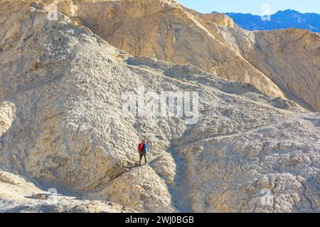 Zabriskie Point ist ein Aussichtspunkt in der Amargosa Range im Death Valley National Park, Kalifornien, USA Stockfoto