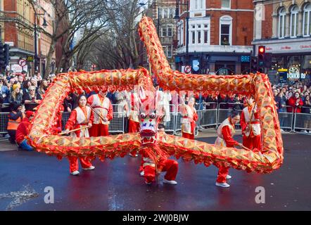 London, Großbritannien. Februar 2024. Drachendarsteller unterhalten die Menge während der chinesischen Neujahrsparade im Cambridge Circus, die das Jahr des Drachen feiert. Quelle: Vuk Valcic/Alamy Live News Stockfoto