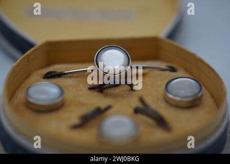 Silber-weiße Ringe, elegant in einer Box auf einem makellos weißen Tisch präsentiert Stockfoto