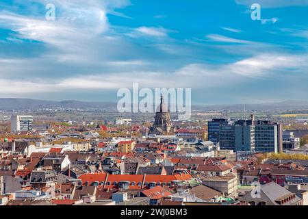 Luftaufnahme der Stadt Mainz am blauen Wolkenhimmel. Christuskirche - Kathedrale. Feldberg Stockfoto