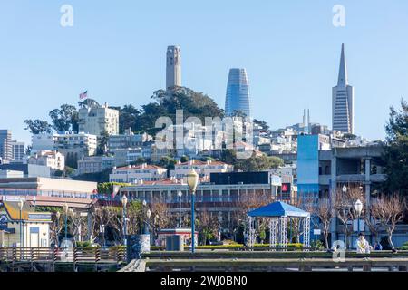 Coit Tower und Transamerica Pyramid Gebäude vom Pier 39, San Francisco, Kalifornien, USA Stockfoto