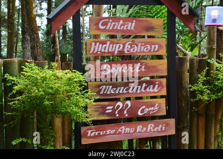 Mai 2023, Foto von einem Schild an einem Touristenort mit Wegbeschreibung. Wonosobo, Indonesien Stockfoto