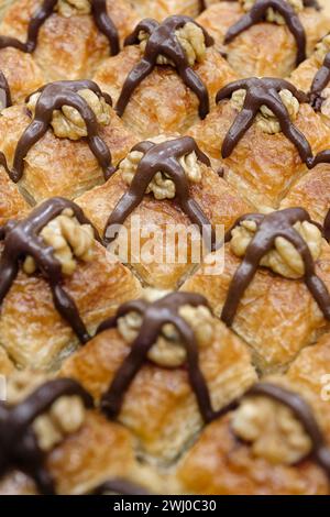 Traditionelles türkisches Dessert, Baklava, dekoriert mit Walnüssen und Schokolade, abstrakte Speisen Hintergrund Stockfoto