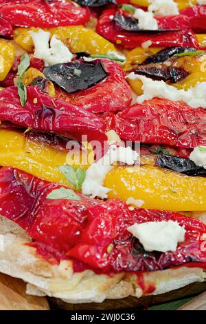 Traditionelle Pizza mit gelben und roten Paprika, Tomaten und Mozzarella, Hintergrund für abstrakte Speisen Stockfoto