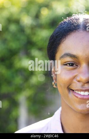 Die junge Frau lächelt im Freien, mit Kopierraum Stockfoto