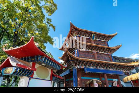 Der Stadtturm befindet sich in der antiken Stadt Guandu, Kunming, Yunnan, China. Stockfoto