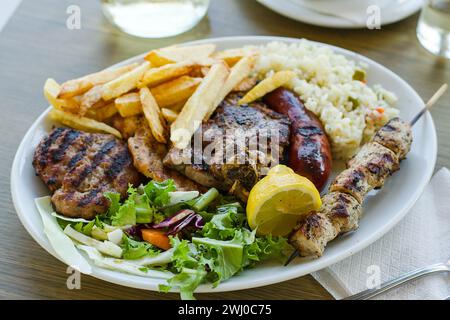 Mischen Sie die Fleischplatte mit Pommes frites Stockfoto