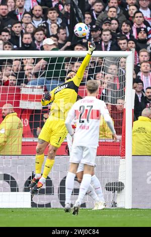 Stuttgart, Deutschland. Februar 2024. Fußball: Bundesliga, VfB Stuttgart - FSV Mainz 05, Spieltag 21, MHPArena. Stuttgarter Torhüter Fabian Bredlow in Aktion, Stuttgarter Chris Führich beobachtet. Hinweis: Harry langer/dpa – WICHTIGER HINWEIS: gemäß den Vorschriften der DFL Deutscher Fußball-Liga und des DFB Deutscher Fußball-Bundes ist es verboten, im Stadion und/oder des Spiels aufgenommene Fotografien in Form von sequenziellen Bildern und/oder videoähnlichen Fotoserien zu verwenden oder zu nutzen./dpa/Alamy Live News Stockfoto