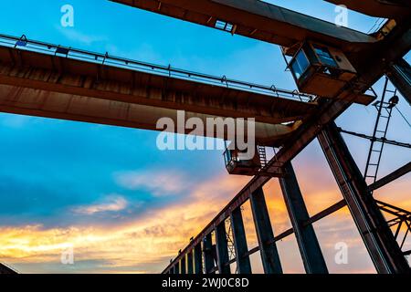 Die Stahlkonstruktion und der Brückenkran des Docks befinden sich am Dongting Lake in Yueyang, China. Stockfoto