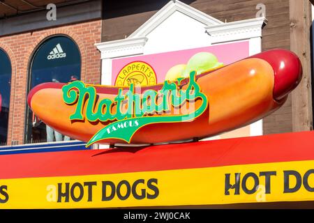 Nathan's berühmtes Hotdog-Schild, Pier 39, Fisherman's Wharf District, San Francisco, Kalifornien, Usa Stockfoto