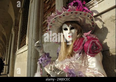 Venise, Italien. Februar 2024. DIDIER SAULNIER/MAXPPP ITALIE CARNAVAL DE VENISE 2024 Le 07-02-2024 - Karneval von Venedig 7 Februar 2024 Credit: MAXPPP/Alamy Live News Stockfoto