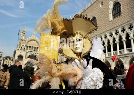 Venise, Italien. Februar 2024. DIDIER SAULNIER/MAXPPP ITALIE CARNAVAL DE VENISE 2024 Le 07-02-2024 - Karneval von Venedig 7 Februar 2024 Credit: MAXPPP/Alamy Live News Stockfoto