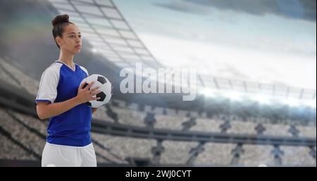 Bild einer birassischen Fußballspielerin über dem Stadion Stockfoto