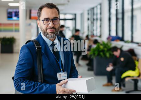 Porträt des pharmazeutischen Vertriebsbeauftragten im Medizinhaus-Aufbewahrungskasten mit Arzneimittelproben. Stockfoto