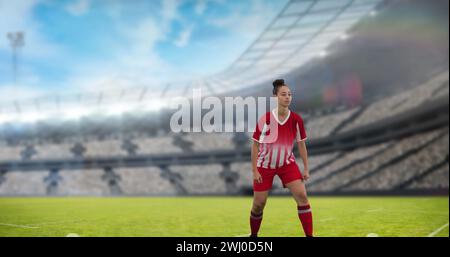 Bild einer birassischen Fußballspielerin über dem Stadion Stockfoto