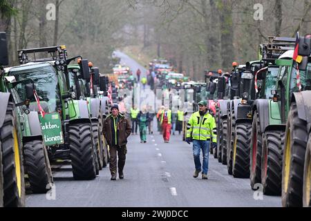 12. Februar 2024, Niedersachsen, Unterlüß: Demonstrierende Bauern blockieren eine Zufahrt zum Rüstungsunternehmen Rheinmetall. Bundeskanzler Scholz (SPD) wird an einem symbolischen Spatenstich zum Baubeginn einer neuen Munitionsfabrik Rheinmetall teilnehmen. Die Munitionsfabrik wird Artilleriemunition, Sprengstoff und Raketenartillerie herstellen. Foto: Philipp Schulze/dpa Stockfoto