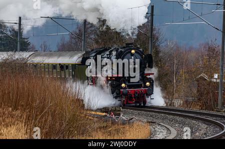 Entlang dem Obersee zwischen Schmerikon und Rapperswil-Jona ist die Dampflokomotive der Baureihe 01 (BR 01) (01 202). Gebaut wurde die Schnellzuglokom Stockfoto