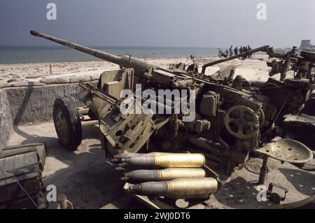 Erster Golfkrieg: 10. März 1991. Eine verlassene, irakische Armee 57 mm AZP S-60 Flugabwehrkanone, am Anjafa Beach in Kuwait City. Stockfoto