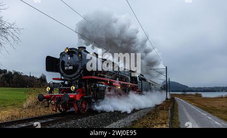 Entlang dem Obersee zwischen Schmerikon und Rapperswil-Jona ist die Dampflokomotive der Baureihe 01 (BR 01) (01 202). Gebaut wurde die Schnellzuglokom Stockfoto