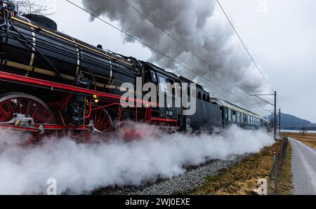 Entlang dem Obersee zwischen Schmerikon und Rapperswil-Jona ist die Dampflokomotive der Baureihe 01 (BR 01) (01 202). Gebaut wurde die Schnellzuglokom Stockfoto