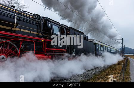 Entlang dem Obersee zwischen Schmerikon und Rapperswil-Jona ist die Dampflokomotive der Baureihe 01 (BR 01) (01 202). Gebaut wurde die Schnellzuglokom Stockfoto