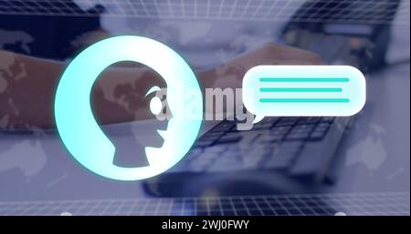 Bild von KI-Text, Symbolen und Datenverarbeitung über birassische Frau mit Computer Stockfoto