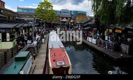 London - 29 05 2022: Menschen am Camden Lock Market entlang des Regent's Canal in Restaurants und Pubs Stockfoto