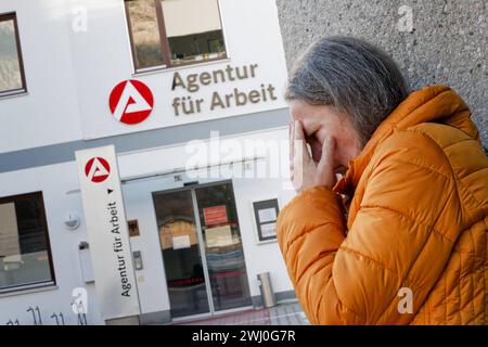 Bei der Agentur für Arbeit. Eine nachdenkliche Frau vor dem Arbeitsamt. Symbolfoto . Bad Reichenhall Bayern Deutschland *** bei der Arbeitsagentur Eine nachdenkliche Frau vor dem Arbeitsamt Symbolfoto Bad Reichenhall Bayern Deutschland Copyright: XRolfxPossx Stockfoto