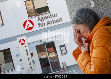 Bei der Agentur für Arbeit. Eine nachdenkliche Frau vor dem Arbeitsamt. Symbolfoto . Bad Reichenhall Bayern Deutschland *** bei der Arbeitsagentur Eine nachdenkliche Frau vor dem Arbeitsamt Symbolfoto Bad Reichenhall Bayern Deutschland Copyright: XRolfxPossx Stockfoto