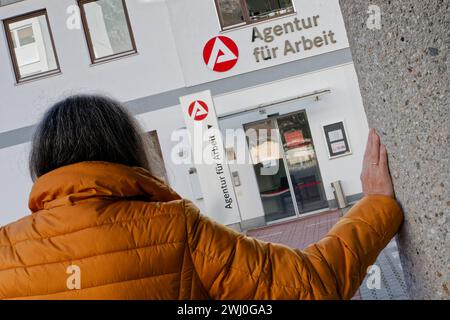Bei der Agentur für Arbeit. Eine nachdenkliche Frau vor dem Arbeitsamt. Symbolfoto . Bad Reichenhall Bayern Deutschland *** bei der Arbeitsagentur Eine nachdenkliche Frau vor dem Arbeitsamt Symbolfoto Bad Reichenhall Bayern Deutschland Copyright: XRolfxPossx Stockfoto