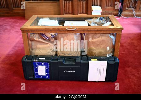 Lüttich, Belgien. Februar 2024. Beweisstücke, die während des Beginns des Prozesses gegen Roemers vor dem Gericht Lüttich Assizes am Montag, den 12. Februar 2024, in Lüttich abgebildet wurden. Roemers wird beschuldigt, seine Frau Ghislaine Thissen getötet zu haben. Die 63-jährige Thissen wurde tot in einem Milchtank aufgefunden, den sie geputzt hatte. Die Tatsachen ereigneten sich am 17. November 2020 auf dem Familienbetrieb in Gemmenich, Plombieres. BELGA PHOTO ERIC LALMAND Credit: Belga News Agency/Alamy Live News Stockfoto