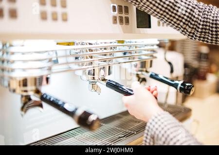 Barista Kaffee mit Kaffee maschine Stockfoto