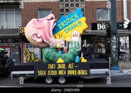 Düsseldorf, Deutschland. 12.02.2024. Rosenmontagszug mit Mottowagen von Jacques Tilly Düsseldorf, Deutschland. 12. Februar 2024. Wladimir Putin und der Ukraine-Krieg. Noch immer aktuell. Mottowagen von Jacques Tilly beim Rosenmontagszug 2024 in Düsseldorf. *** Düsseldorf, Deutschland 12 02 2024 Rosenmontagsparade mit Jacques Tillys Motto Float Düsseldorf, Deutschland 12 Februar 2024 Wladimir Putin und der Ukraine-Krieg immer noch aktuell Jacques Tillys Motto Float bei der Rosenmontagsparade 2024 in Düsseldorf Stockfoto