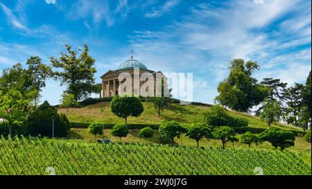 Blick auf die Grabkapelle auf der WÃ¼rttemberg mit einer Weinlandschaft im Vordergrund Stockfoto