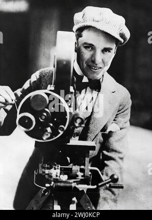 Legendärer Charlie Chaplin (1889–1977) englischer Filmpionier, Schauspieler und Regisseur, Betrieb einer Filmkamera, 1915 Stockfoto