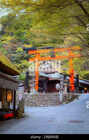 Kyoto, Japan - 6. April 2023: Atago Jinja-Schrein auf der Spitze des Mt. Atago nordwestlich von Kyoto ist es ein berühmter Ort, der von Gläubigen besucht wird Stockfoto