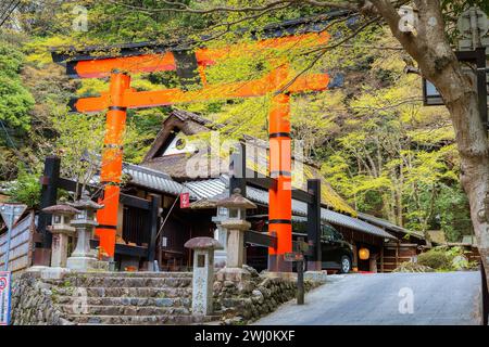 Kyoto, Japan - 6. April 2023: Atago Jinja-Schrein auf der Spitze des Mt. Atago nordwestlich von Kyoto ist es ein berühmter Ort, der von Gläubigen besucht wird Stockfoto