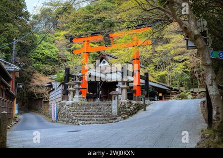 Kyoto, Japan - 6. April 2023: Atago Jinja-Schrein auf der Spitze des Mt. Atago nordwestlich von Kyoto ist es ein berühmter Ort, der von Gläubigen besucht wird Stockfoto